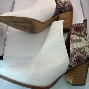 Ankle V Boots Pointed Toe Mid Heel White Faux SnakeSkin Size 8